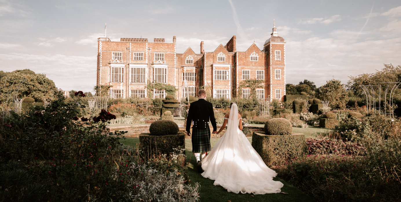 How to choose between indoor and outdoor wedding venues