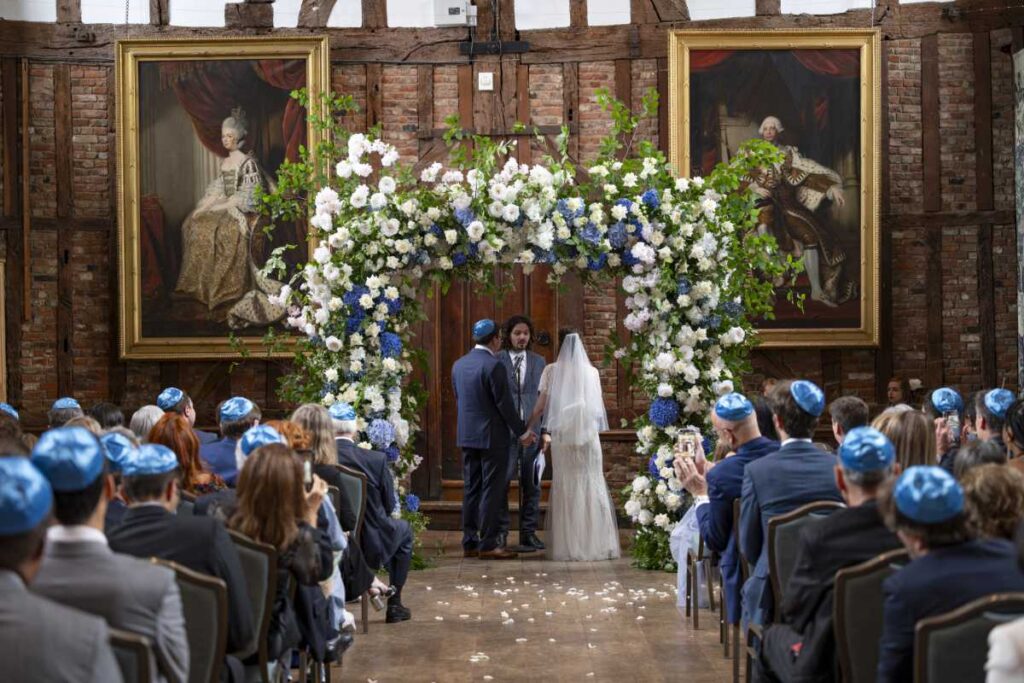 A white and blue wedding colour scheme - photography by ©Laura Hinski Photography