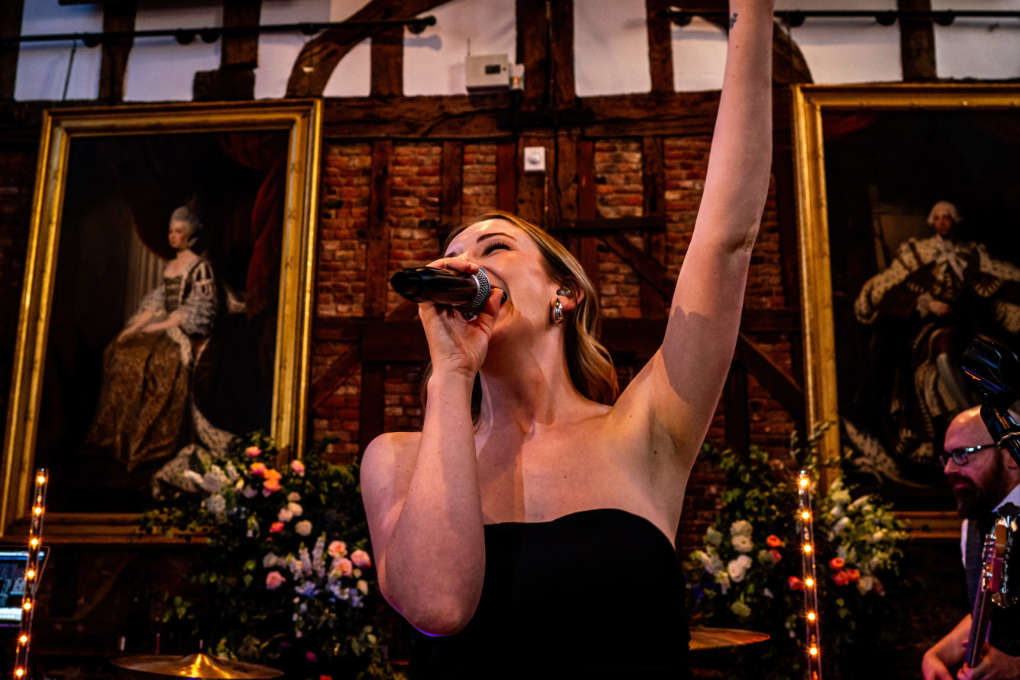 A singer at a wedding at Hatfield Park - music and weddings