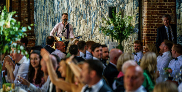 How to choose wedding music acoustic guitarist