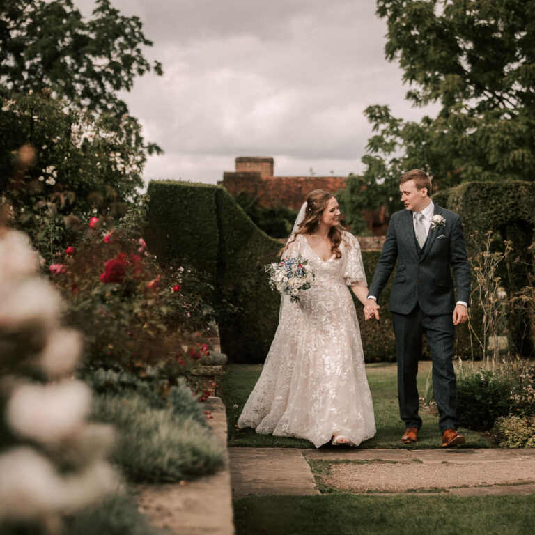 How to plan a wedding happy couple