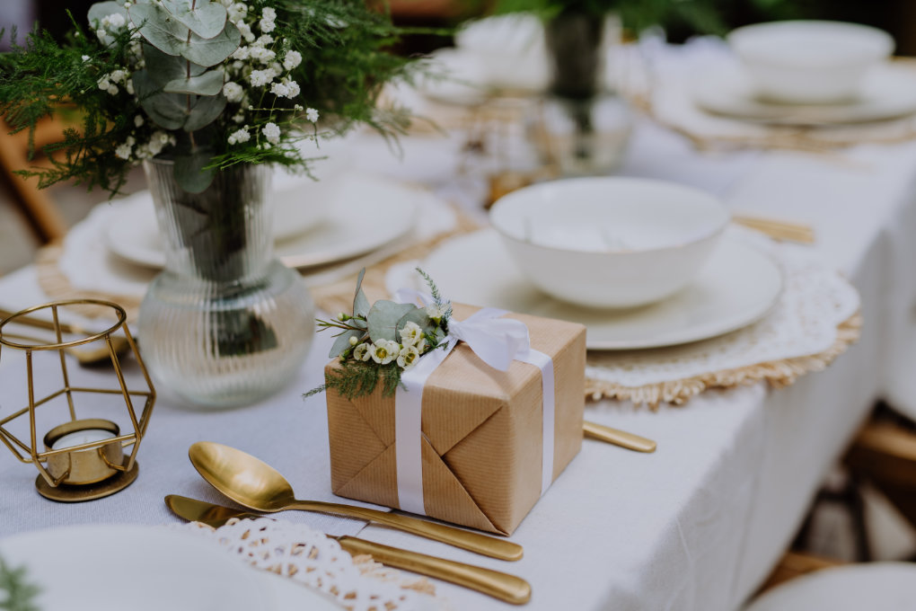 How to choose the perfect wedding party gift