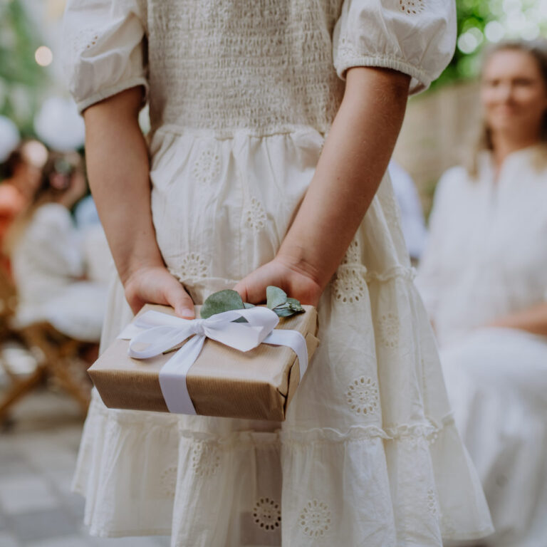 How to Choose the Perfect Wedding Party Gifts gift giving