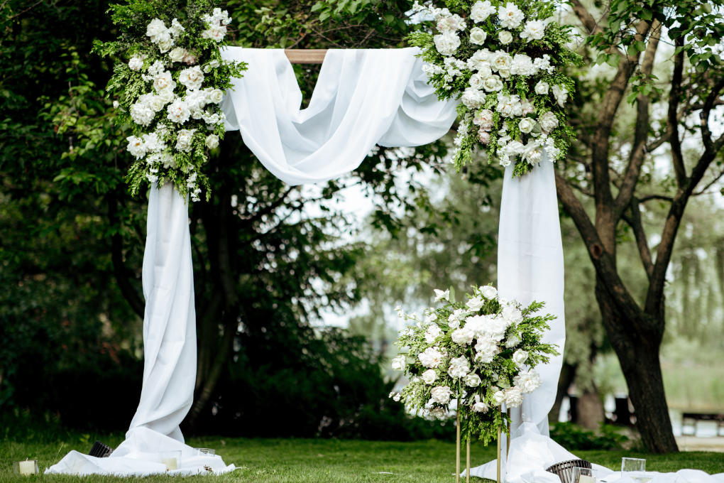 Top wedding ideas and trends for 2026 - wedding arch with flowers