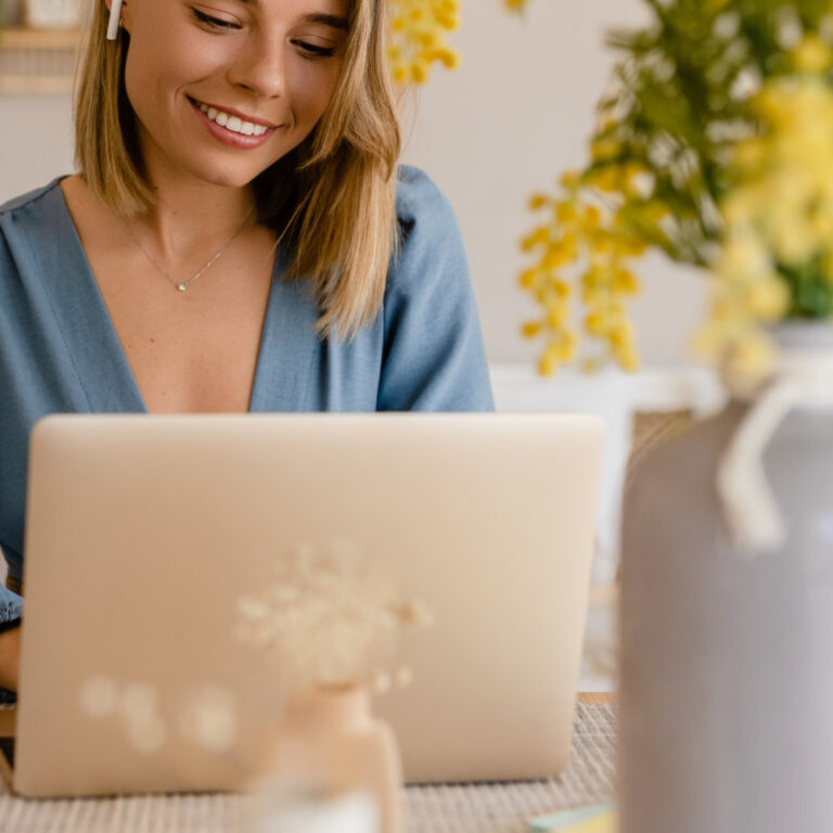 What is a wedding website planning a wedding online