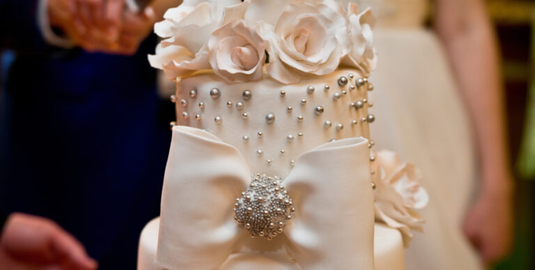 Fake wedding cake bewejelled