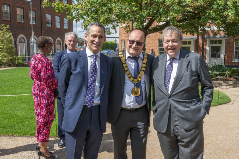 salisbury square opening a new chapter lord salisbury and the mayor of hatfield